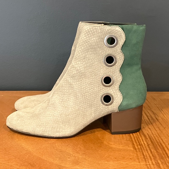 NEW LOGO by Lori Goldstein Polly Grommet Detail Ankle Boots. sz 9 - Picture 1 of 7